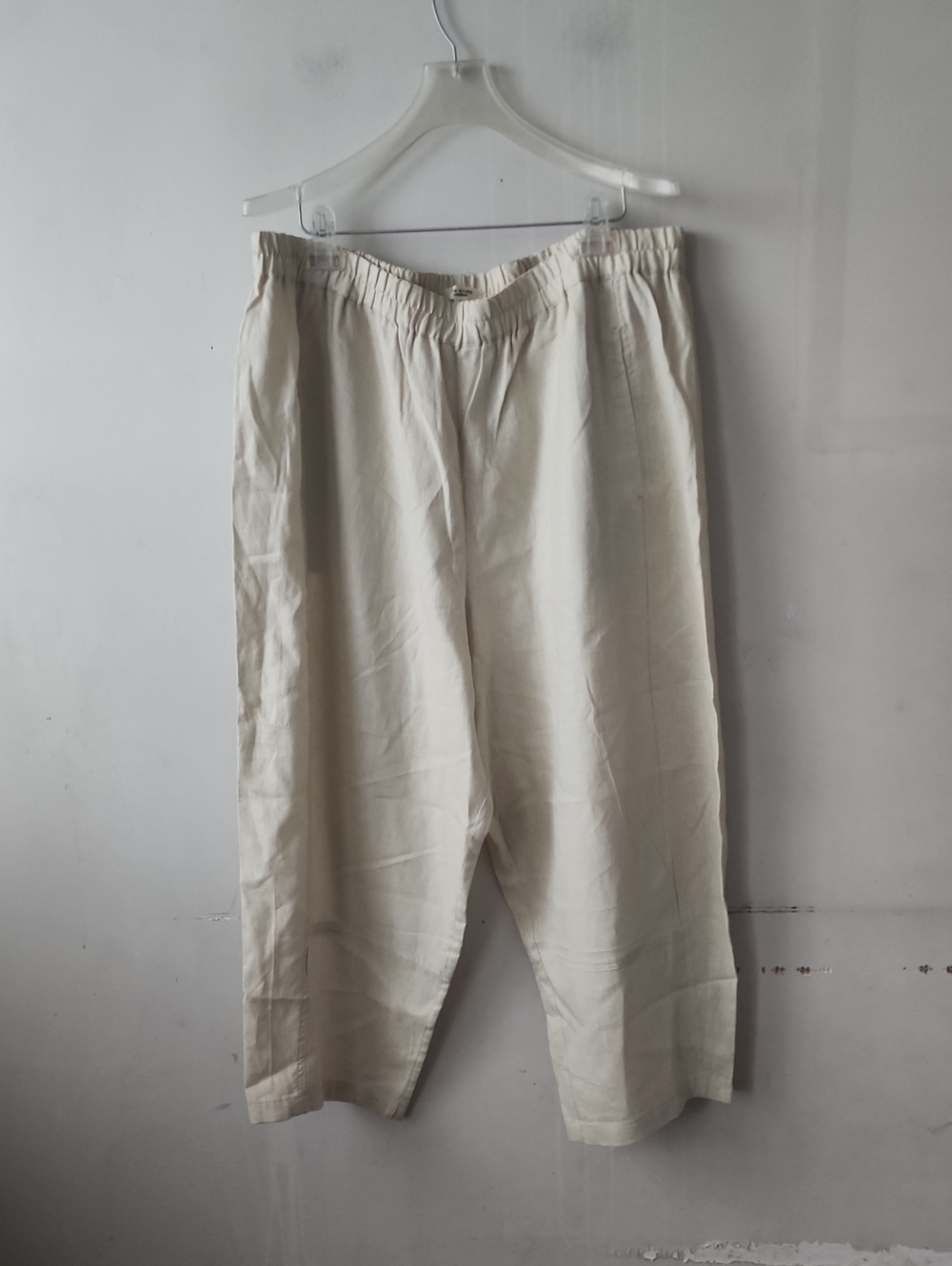 Max Studio Cream Straight-Leg Pants. New Without Tag